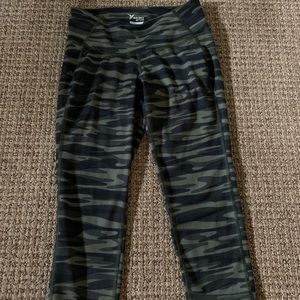 Camo crop leggings - Size Small